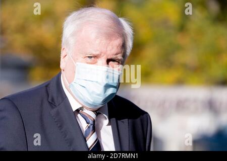 Potsdam, Germany. 25th Oct, 2020. Horst Seehofer (CSU), Federal Minister of the Interior, Building and Homeland Affairs, arrives at the venue of the collective bargaining for the public service of the federal government and local authorities with a nose-mouth cover. Credit: Christoph Soeder/dpa/Alamy Live News Stock Photo