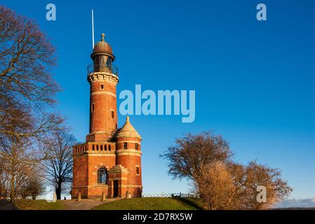 Herbstliche Impressionen aus Schleswig-Holstein im Oktober. Der Holtenauer Leuchtturm am Eingang zur Schleuse Holtenau Stock Photo