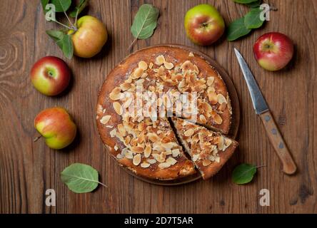 apple cake (apple apfel kuchen), fresh apples on a wooden background. view from above Stock Photo