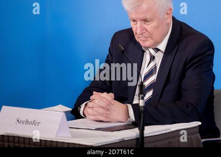 Potsdam, Germany. 25th Oct, 2020. Horst Seehofer (CSU), Federal Minister of the Interior, Building and Homeland Affairs, will take part in a press conference to announce the agreement in the collective bargaining for the public service of federal and local governments. Credit: Christoph Soeder/dpa/Alamy Live News Stock Photo