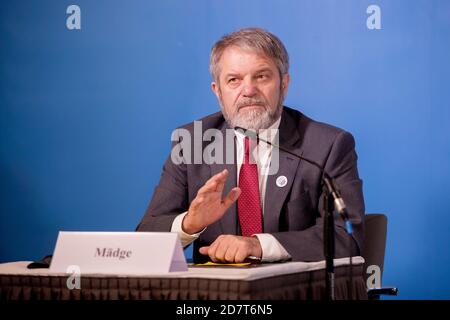 Potsdam, Germany. 25th Oct, 2020. Ulrich Mädge (SPD), Lord Mayor of the city of Lüneburg and President of the Association of Local Government Employers' Associations (VKA), speaks at a press conference to announce the agreement in the collective bargaining for the public service of the federal government and the municipalities. Credit: Christoph Soeder/dpa/Alamy Live News Stock Photo