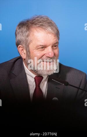 Potsdam, Germany. 25th Oct, 2020. Ulrich Mädge (SPD), Lord Mayor of the city of Lüneburg and President of the Association of Local Government Employers' Associations (VKA), speaks at a press conference to announce the agreement in the collective bargaining for the public service of the federal government and the municipalities. Credit: Christoph Soeder/dpa/Alamy Live News Stock Photo