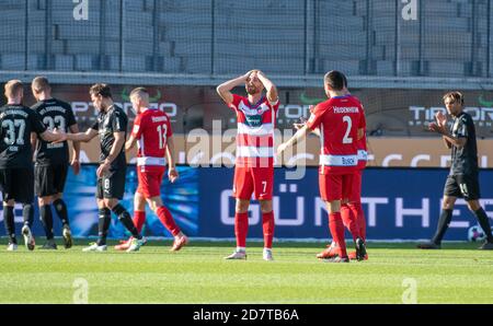 Heidenheim, Germany. 25th Oct, 2020. Football: 2nd Bundesliga, 1st FC Heidenheim - VfL Osnabrück, 5th matchday in the Voith Arena. Marc Schnatterer from Heidenheim (M) grabs his head. Credit: Stefan Puchner/dpa - IMPORTANT NOTE: In accordance with the regulations of the DFL Deutsche Fußball Liga and the DFB Deutscher Fußball-Bund, it is prohibited to exploit or have exploited in the stadium and/or from the game taken photographs in the form of sequence images and/or video-like photo series./dpa/Alamy Live News