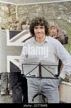 Kevin Keegan, britischer Fußballspieler, singt seine Single 'England' ein, Deutschland 1980. British football player Kevin Keegan, singing his 45 single 'England', Germany 1980. Stock Photo