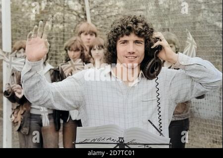 Kevin Keegan, britischer Fußballspieler, singt seine Single 'England' ein, Deutschland 1980. British football player Kevin Keegan, singing his 45 single 'England', Germany 1980. Stock Photo