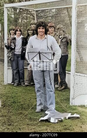 Kevin Keegan, britischer Fußballspieler, singt seine Single 'England' ein, Deutschland 1980. British football player Kevin Keegan, singing his 45 single 'England', Germany 1980. Stock Photo