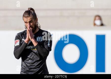 Heidenheim, Germany. 25th Oct, 2020. Football: 2nd Bundesliga, 1st FC Heidenheim - VfL Osnabrück, 5th matchday in the Voith Arena. Osnabrück's Christian Santos puts his hands in front of his face. Credit: Stefan Puchner/dpa - IMPORTANT NOTE: In accordance with the regulations of the DFL Deutsche Fußball Liga and the DFB Deutscher Fußball-Bund, it is prohibited to exploit or have exploited in the stadium and/or from the game taken photographs in the form of sequence images and/or video-like photo series./dpa/Alamy Live News