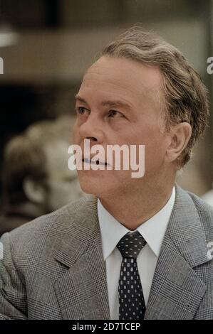 Ernst Albrecht, deutscher Politiker und Ministerpräsident von Niedersachsen, in Hamburg, Deutschland um 1984. German politician and prime minister of Bundesland Niedersachsen, Ernst Albrecht, at Hamburg, Germany around 1984. Stock Photo