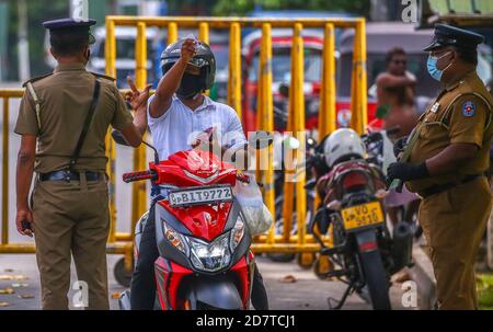 Colombo, Sri Lanka. 25th Oct, 2020. Sri Lankan police officers check vehicles in a checkpoint during a quarantine curfew, as a preventive measure against the spread of the COVID-19 in Colombo. (Photo by Saman Abesiriwardana/Pacific Press) Credit: Pacific Press Media Production Corp./Alamy Live News Stock Photo