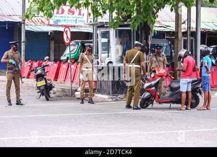 Colombo, Sri Lanka. 25th Oct, 2020. Sri Lankan police officers check vehicles in a checkpoint during a quarantine curfew, as a preventive measure against the spread of the COVID-19 in Colombo. (Photo by Saman Abesiriwardana/Pacific Press) Credit: Pacific Press Media Production Corp./Alamy Live News Stock Photo