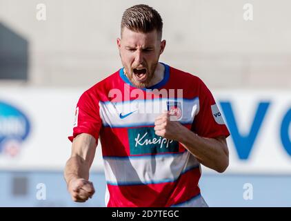 Heidenheim, Germany. 25th Oct, 2020. Football: 2nd Bundesliga, 1st FC Heidenheim - VfL Osnabrück, 5th matchday in the Voith Arena. Christian Kühlwetter of Heidenheim cheers for the 1-0 victory. Credit: Stefan Puchner/dpa - IMPORTANT NOTE: In accordance with the regulations of the DFL Deutsche Fußball Liga and the DFB Deutscher Fußball-Bund, it is prohibited to exploit or have exploited in the stadium and/or from the game taken photographs in the form of sequence images and/or video-like photo series./dpa/Alamy Live News