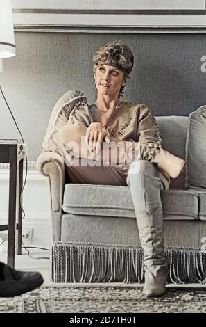 Olivia Newton-John, britisch-australische Sängerin, posiert für ein Foto in ihrem Wohnzimmer, Deutschland 1980. British Australian singer Olivia Newton-John is portrayed on a sofa, Germany 1980. Stock Photo