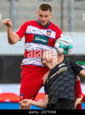 Heidenheim, Germany. 25th Oct, 2020. Football: 2nd Bundesliga, 1st FC Heidenheim - VfL Osnabrück, 5th matchday in the Voith Arena. Patrick Mainka from Heidenheim (l) and Osnabrück's Luc Ilhorst fight for the ball. Credit: Stefan Puchner/dpa - IMPORTANT NOTE: In accordance with the regulations of the DFL Deutsche Fußball Liga and the DFB Deutscher Fußball-Bund, it is prohibited to exploit or have exploited in the stadium and/or from the game taken photographs in the form of sequence images and/or video-like photo series./dpa/Alamy Live News