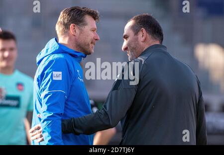 Heidenheim, Germany. 25th Oct, 2020. Football: 2nd Bundesliga, 1st FC Heidenheim - VfL Osnabrück, 5th matchday in the Voith Arena. Coach Frank Schmidt (Heidenheim, r) talks to coach Marco Grothe (Osnabrück). Credit: Stefan Puchner/dpa - IMPORTANT NOTE: In accordance with the regulations of the DFL Deutsche Fußball Liga and the DFB Deutscher Fußball-Bund, it is prohibited to exploit or have exploited in the stadium and/or from the game taken photographs in the form of sequence images and/or video-like photo series./dpa/Alamy Live News
