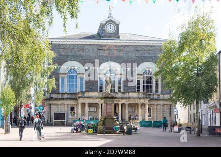 The Guildhall, Guildhall Square, Carmarthen (Caerfyrddin), Carmarthenshire (Sir Gaerfyrddin), Wales, United Kingdom Stock Photo