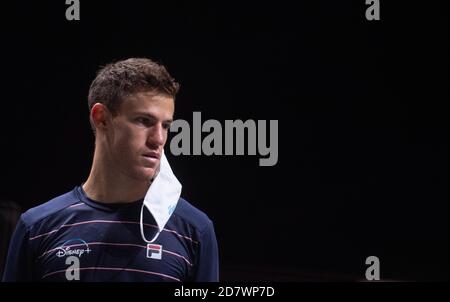 Cologne, Germany. 25th Oct, 2020. Tennis: ATP Tour - Cologne Championships (ATP), Individual, Men, Final, A. Zverev (Germany) - Schwartzman (Argentina). Diego Schwartzman is standing on the tennis court during the awards ceremony with his mouth and nose guard hanging halfway down. Credit: Jonas Güttler/dpa/Alamy Live News Stock Photo