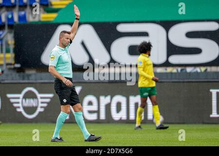 SITTARD, NETHERLANDS - OCTOBER 25: Referee Pol van Boekel during the Dutch Eredivisie match between Fortuna Sittard and FC Groningen at Fortuna Sittard Stadium on October 25, 2020 in Sittard, The Netherlands (Photo by Broer vd Boom/Orange Pictures) Stock Photo