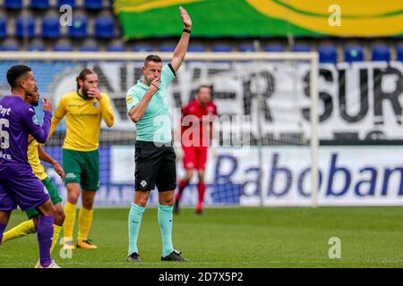 SITTARD, NETHERLANDS - OCTOBER 25: Referee Pol van Boekel during the Dutch Eredivisie match between Fortuna Sittard and FC Groningen at Fortuna Sittard Stadium on October 25, 2020 in Sittard, The Netherlands (Photo by Broer vd Boom/Orange Pictures) Stock Photo