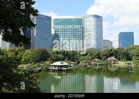 Nakajima No Ochaya tea house in Hamarikyu Gardens (japanese: Hama-rikyu onshi teien) in Chuo district, Toyko, Japan Stock Photo