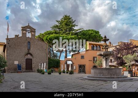 A view across the Piazza del Gesù and the fountain towards the medieval church of San Silvestro in the historic centre of Viterbo. Viterbo, Lazio, Ita