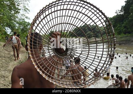 Guwahati, Assam, India. 26th Oct, 2020. Villagers catching fish in river Kalodiya amid coronavirus pandemics at Bargandubi in Barpeta district of Assam India on Monday 26th October 2020. Credit: Dasarath Deka/ZUMA Wire/Alamy Live News Stock Photo