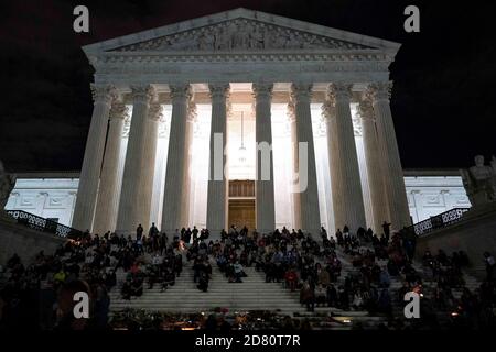 September 18, 2020, Washington, District of Columbia, United States of America: Mourners gather on the steps of the Supreme Court after the passing of US Supreme Court Justice Ruth Bader Ginsburg, in Washington, DC, on September 18, 2020. - Progressive icon and doyenne of the US Supreme Court, Ruth Bader Ginsburg, has died at the age of 87 after a battle with pancreatic cancer, the court announced on September 18, 2020 (Credit Image: © Alex Edelman/ZUMA Wire) Stock Photo