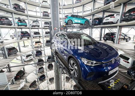 Wolfsburg, Germany. 26th Oct, 2020. The new Volkswagen electric cars ID.3 (above) and ID.4 are standing on a transport platform in a Autostadt car tower during a press event. Credit: Peter Steffen/dpa/Alamy Live News Stock Photo