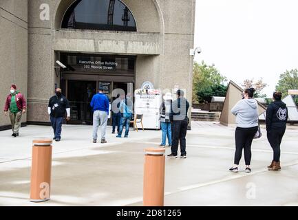 Early voting posters and lines in Maryland, USA Stock Photo