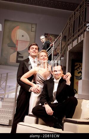 l-r: Tom Burke (Otto), Lisa Dillon (Gilda), Andrew Scott (Leo) with (rear) Angus Wright (Ernest Friedman) in DESIGN FOR LIVING by Noel Coward at the Old Vic Theatre, London  2010  design: Lez Brotherston  lighting: David Hersey  director: Anthony Page Stock Photo