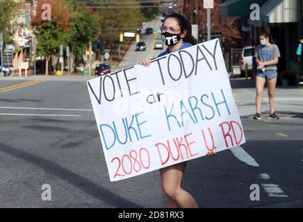 Durham, North Carolina, USA. 26th Oct, 2020. Duke University senior HANNAH TAUBENFELD of New York City gets out the vote on campus in Durham, NC as students were stationed at intersections with signs directing drivers and pedestrians to on-campus polling places open for early voting which runs from October 15, 2020 to October 31, 2020 in North Carolina. Credit: Bob Karp/ZUMA Wire/Alamy Live News Stock Photo