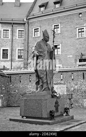 A bronze life-sized statue of Pope John Paul 2 stands in the grounds of the Wawel complex in Krakow, Poland, the birthplace of Karol Wojtyla. Stock Photo