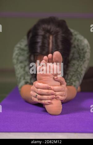 Yoga female presents yoga poses Stock Photo - Alamy