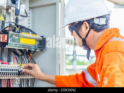 Engineer checking for abnormal solar power system operation And found that there is a lack of DC Fuse, resulting in a reduced capacity, Professional e Stock Photo