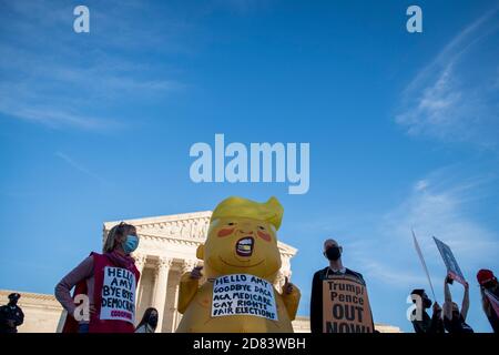 Washington, United States Of America. 26th Oct, 2020. Supporters and opponents of Supreme Court nominee Judge Amy Barrett gather in front of the Supreme Court of the United States in Washington, DC., Monday, October 26, 2020. Credit: Rod Lamkey/CNP | usage worldwide Credit: dpa/Alamy Live News Stock Photo
