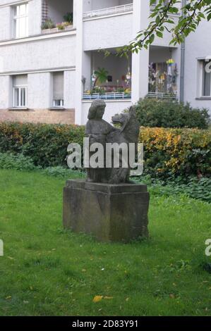 Rotkäppchen und der Wolf, eine Skulptur am Kerstenweg in Berlin-Spandau Stock Photo