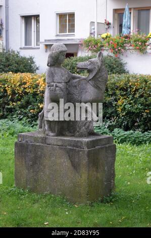 Rotkäppchen und der Wolf, eine Skulptur am Kerstenweg in Berlin-Spandau Stock Photo