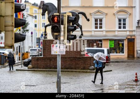 Pfarrkirchen, Germany. 27th Oct, 2020. A traffic light in the city centre points to red. In view of extremely increased corona numbers, strict exit restrictions now apply in the Lower Bavarian district of Rottal-Inn. Credit: Armin Weigel/dpa/Alamy Live News Stock Photo