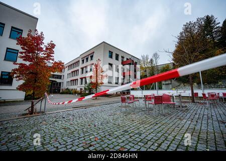 Pfarrkirchen, Germany. 27th Oct, 2020. Barrier tape is installed in front of the Gymnasium Pfarrkirchen. In view of extremely increased corona numbers, strict exit restrictions now apply in the Lower Bavarian district of Rottal-Inn. Credit: Armin Weigel/dpa/Alamy Live News Stock Photo