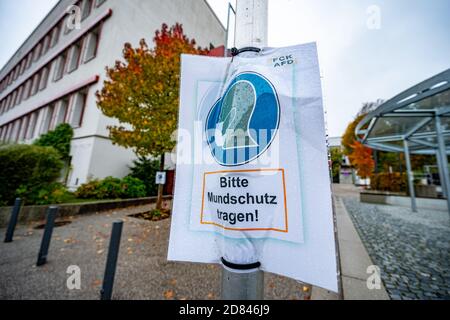 Pfarrkirchen, Germany. 27th Oct, 2020. A sign with the inscription ''Please wear mouthguards!'' is in front of the high school Pfarrkirchen. In view of extremely increased corona numbers, strict exit restrictions now apply in the Lower Bavarian district of Rottal-Inn. Credit: Armin Weigel/dpa/Alamy Live News Stock Photo