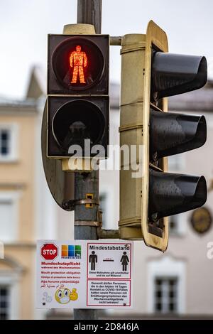 Pfarrkirchen, Germany. 27th Oct, 2020. A traffic light in the city centre points to red. In view of extremely increased corona numbers, strict exit restrictions now apply in the Lower Bavarian district of Rottal-Inn. Credit: Armin Weigel/dpa/Alamy Live News Stock Photo