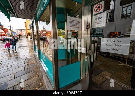 Pfarrkirchen, Germany. 27th Oct, 2020. 'Sorry, we're closed today' is written at the entrance of a shop. In view of extremely increased corona numbers, strict exit restrictions now apply in the Lower Bavarian district of Rottal-Inn. Credit: Armin Weigel/dpa/Alamy Live News Stock Photo