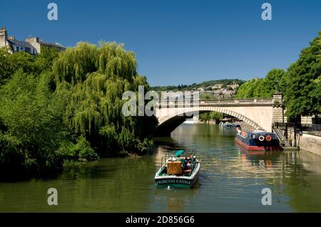 North Parade Bridge, River Avon and buildings on South Parade, Bath, Somerset, England, UK. Stock Photo