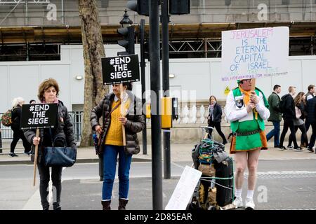 London, United Kingdom, 7st April 2018:- Pro Israel and Palestine Protesters gather outside Downing Street in London to protest the recent killings of Stock Photo