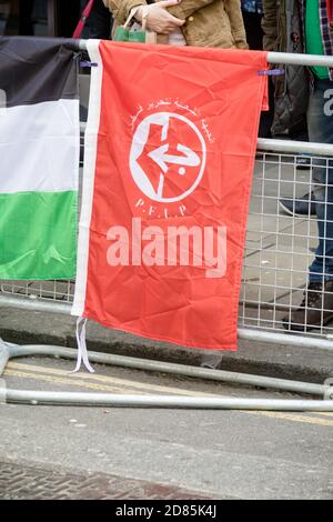 London, United Kingdom, 14th April 2018:- The flag of the PFLP at a gathering of protesters along Kensington High Street, near the Israeli Embassy in Stock Photo