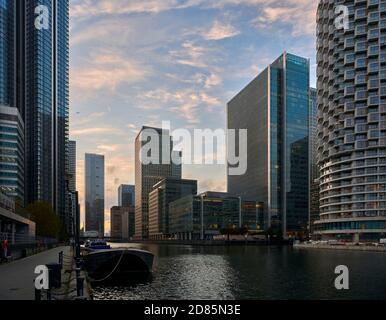 Office buildings and residential towers at dusk, Canary Wharf ...