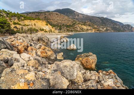 Felsen am Strand von Sougia im Süden von Kreta, Griechenland, Europa   |   rocks at the beach in Sougia, Crete, Greece, Europe Stock Photo