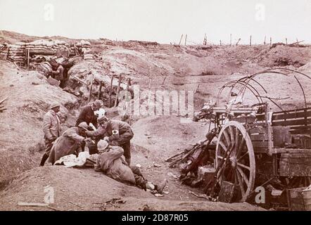 Red Cross personnel, in the trenches, treating wounded French Soldiers during World War I, France, 1914-1918 Stock Photo