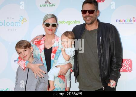 LOS ANGELES - SEP 23:  William Robert Cowles, Kathleen Robertson, guests at the 6th Annual Red CARpet Safety Awareness Event at the Sony Pictures Studio on September 23, 2017 in Culver City, CA Stock Photo