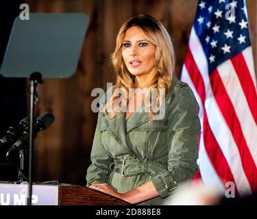 Atglen, U.S. 27th Oct, 2020. October 27, 2020 -Atglen, PA, United States: First Lady Melania Trump speaking at a rally for Donald Trump for president at The Barn at Stoneybrooke. (Photo by Michael Brochstein/Sipa USA) Credit: Sipa USA/Alamy Live News Stock Photo