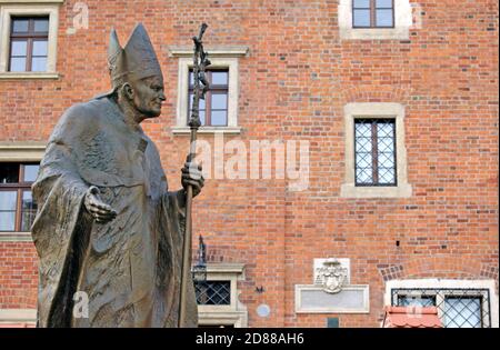 A bronze life-sized statue of Pope John Paul 2 stands in the grounds of the Wawel complex in Krakow, Poland, the birthplace of Karol Wojtyla. Stock Photo